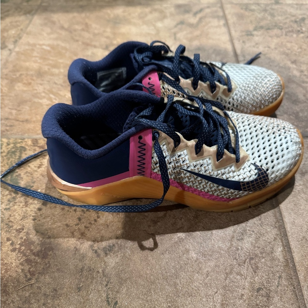 Women’s Nike Metcon 6, size 5 training/lifting shoe - Picture 2 of 5